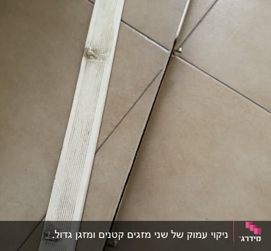 חלקי מזגן שבורים על רצפה